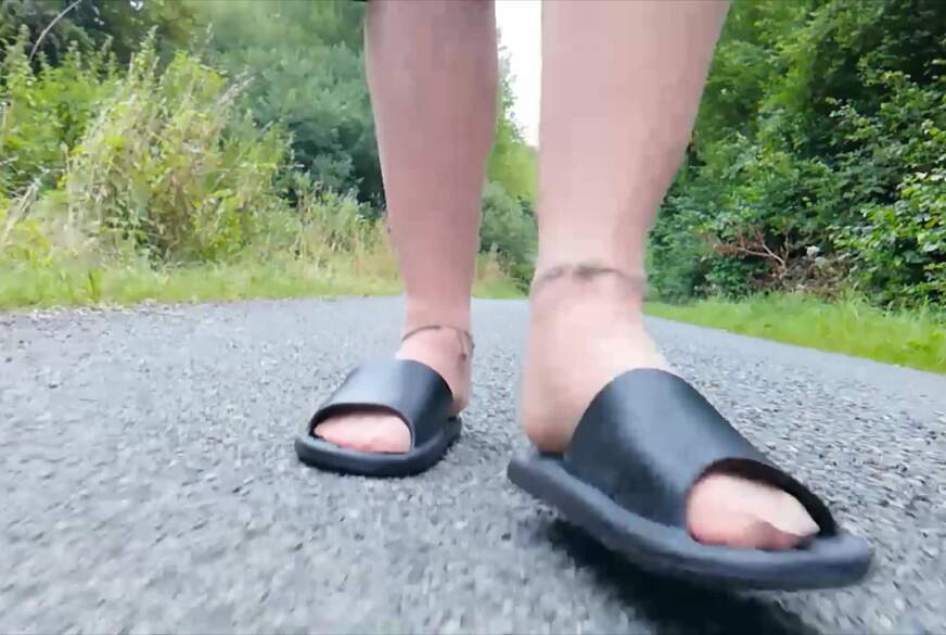 Nylonj***e: Nylonfüße machen einen Spaziergang in der Natur