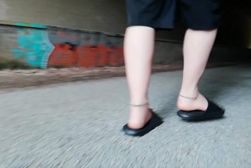 Nylonj***e: Nylonfüße machen einen Spaziergang in der Natur