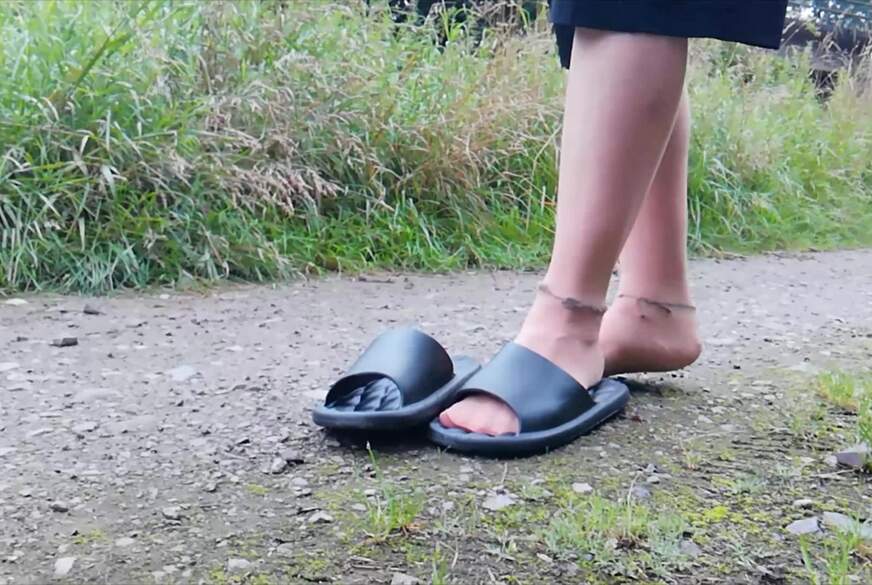 Nylonj***e: Nylonfüße machen einen Spaziergang in der Natur