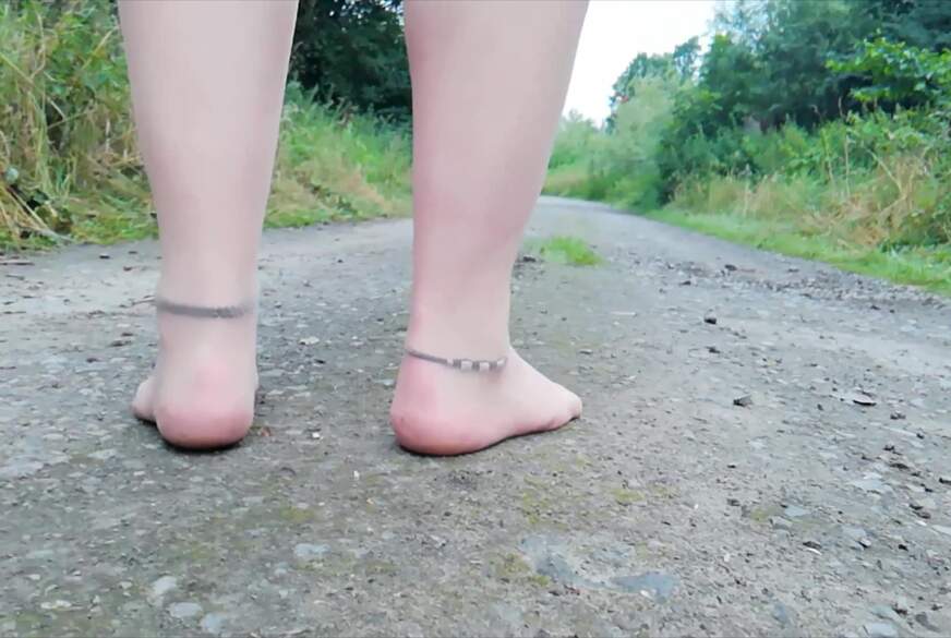 Nylonj***e: Nylonfüße machen einen Spaziergang in der Natur