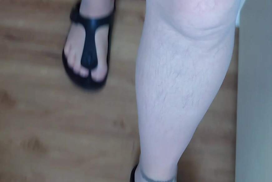 Nylonj***e: Birkenstocks und Nylonfüsse im Treppenhaus