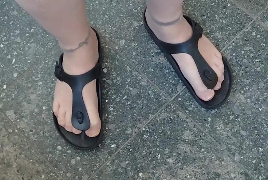 Nylonj***e: Birkenstocks und Nylonfüsse im Treppenhaus