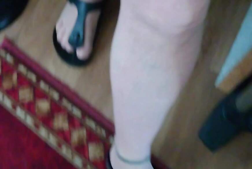 Nylonj***e: Birkenstocks und Nylonfüsse im Treppenhaus