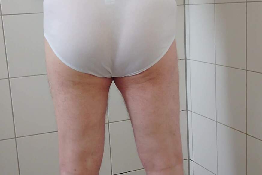 P****n und Duschen nach Spaziergang in der weißen Unterhose von Nylonj***e pic1