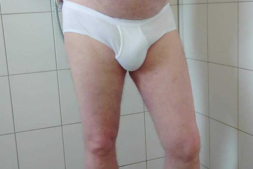 P****n und Duschen nach Spaziergang in der weißen Unterhose von Nylonj***e pic2