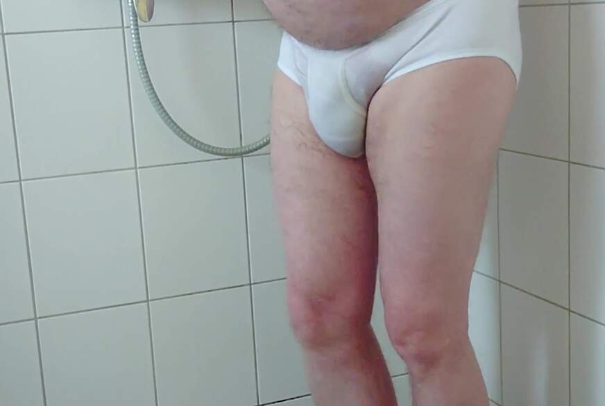 Nylonj***e: P****n und Duschen nach Spaziergang in der weißen Unterhose