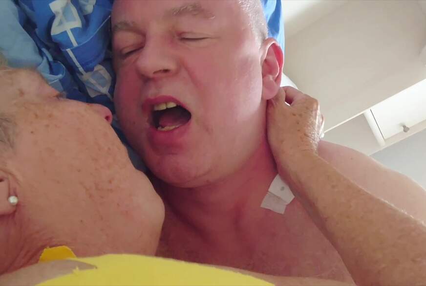 Nylonj***e: Heißes Küssen mit nackter alter Oma im Bett