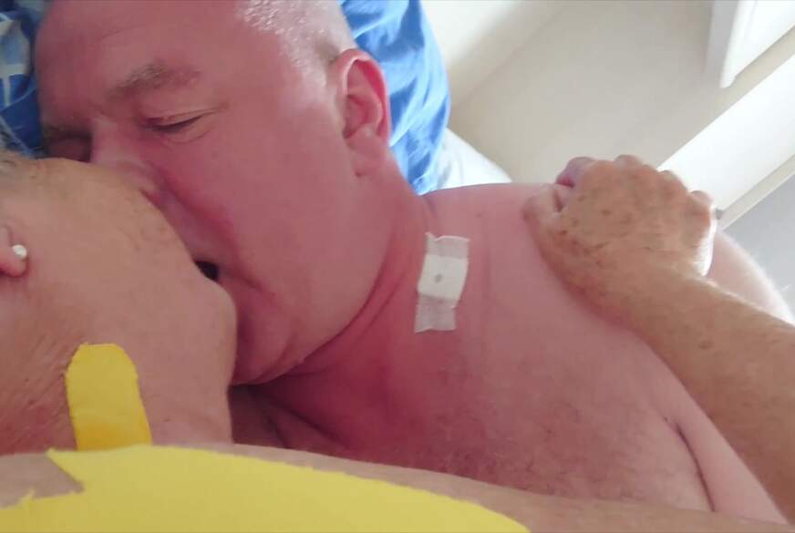 Nylonj***e: Heißes Küssen mit nackter alter Oma im Bett