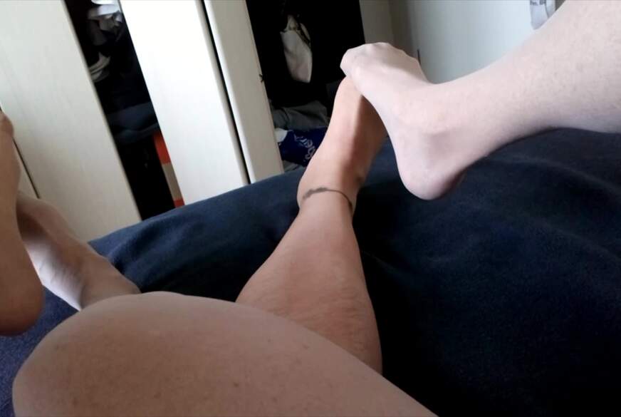 Nylonj***e: Sinnliches Spiel der Füße in Feinstrumpfhose