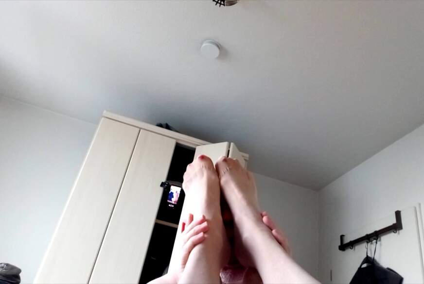Gegenseitig die Nylonfüsse Riechen, L****n und Verwöhnen von Nylonj***e pic2