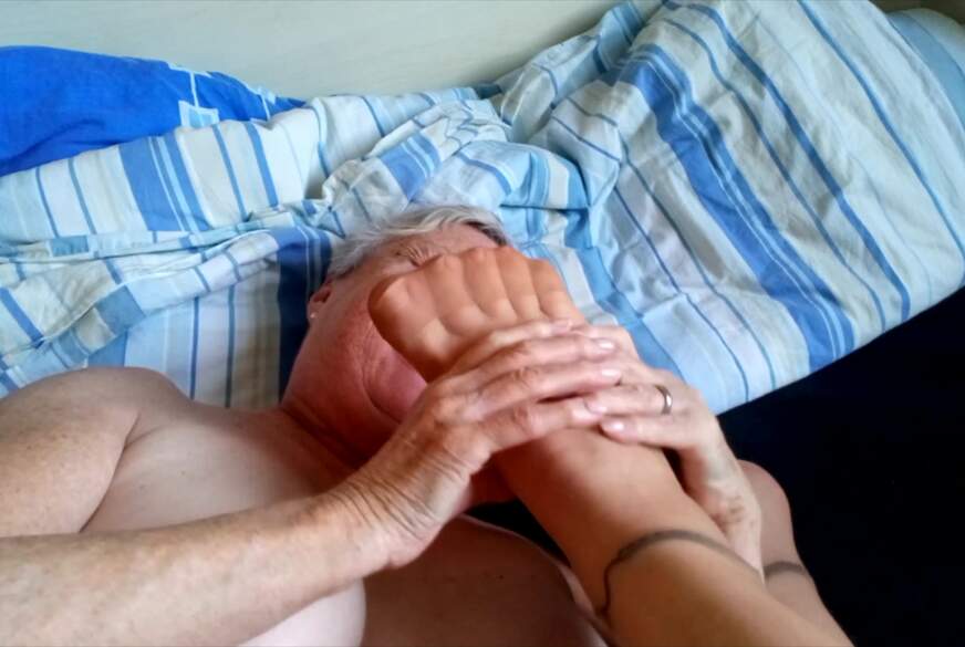 Gegenseitig die Nylonfüsse Riechen, L****n und Verwöhnen von Nylonj***e pic3