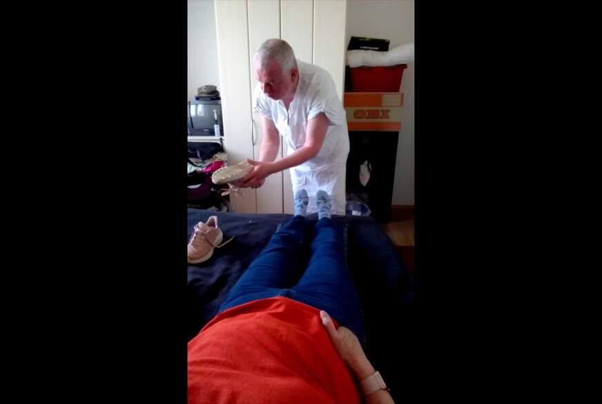 Nylonj***e: Sexy Nylonfüsse der Oma am Nachmittag