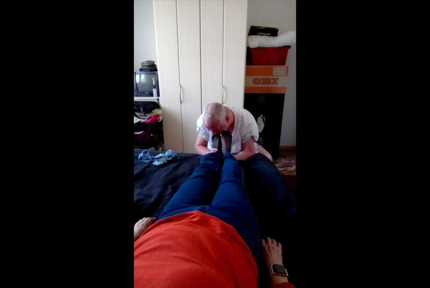 Sexy Nylonfüsse der Oma am Nachmittag von Nylonj***e pic3