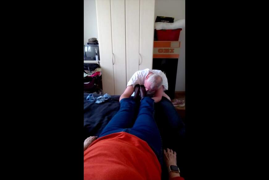 Nylonj***e: Sexy Nylonfüsse der Oma am Nachmittag