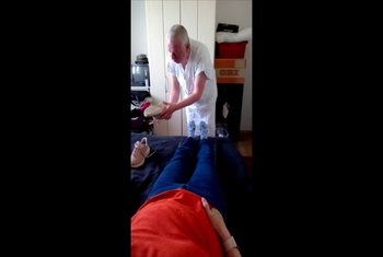 Sexy Nylonfüsse der Oma am Nachmittag