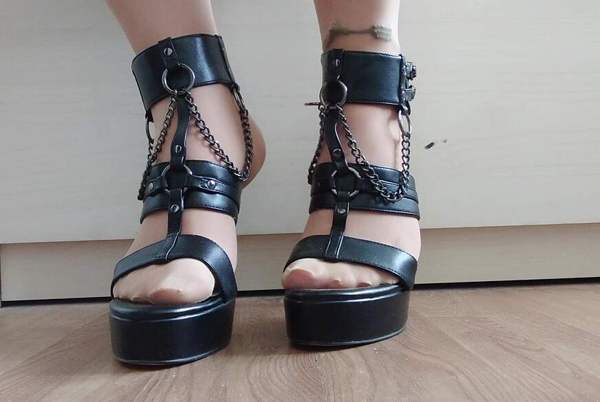 Nylonj***e: Carmens Nylonfüsse in Sexy High Heels