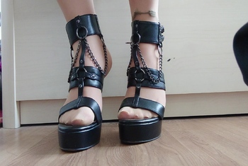 Carmens Nylonfüsse in Sexy High Heels