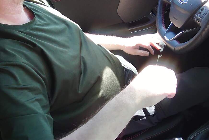 Nylonj***e: Nylonj***e fährt Auto in schwarzer Feinstrumpfhose