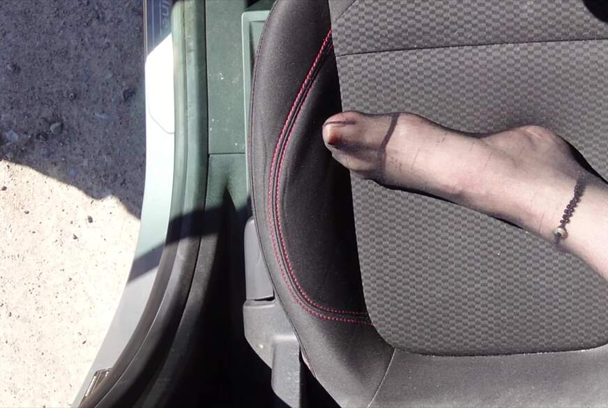 Nylonj***e: Füße von Nylonj***e in Strumpfhose im Auto