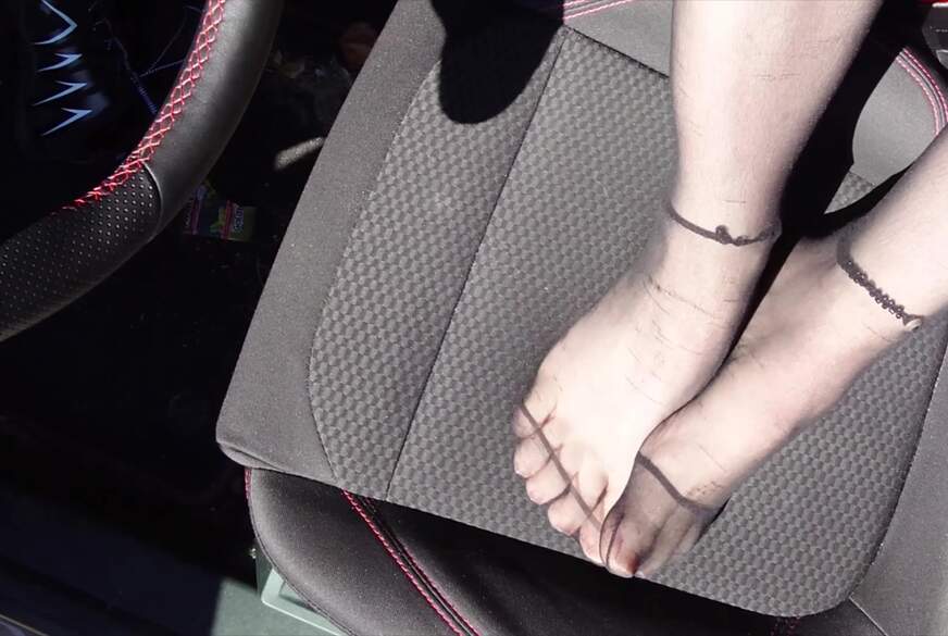 Nylonj***e: Füße von Nylonj***e in Strumpfhose im Auto