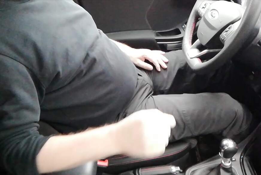 Nylonj***e: Sexy durchsichtige weiße Short beim Autofahren