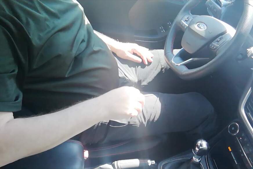 Nylonj***e: Kleiner P***s im Käfig beim Autofahren in Strumpfhose