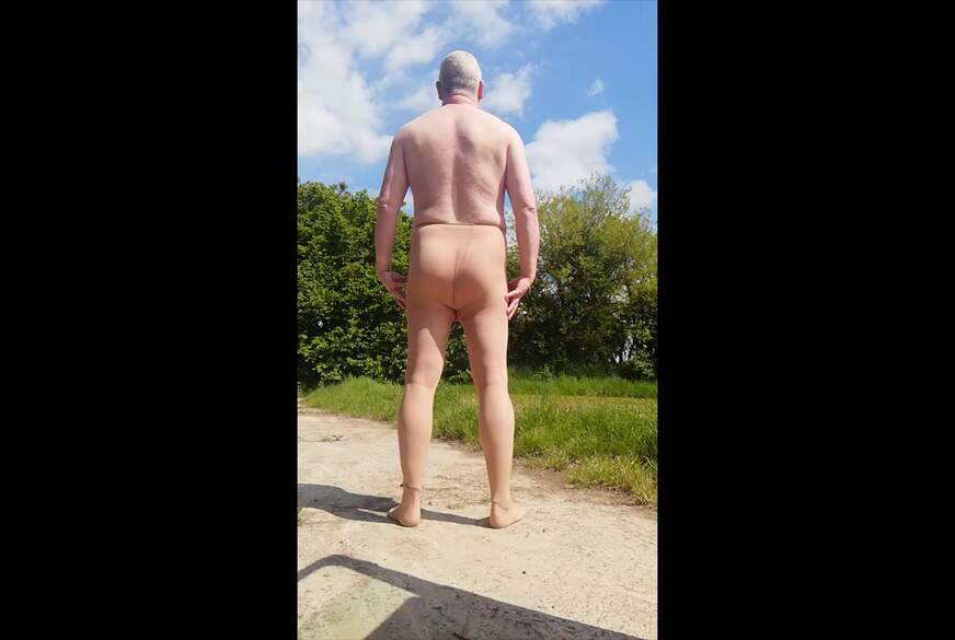 Nylonj***e: Kleines Geiles Outdoor Shooting in Strumpfhose Und C*****t