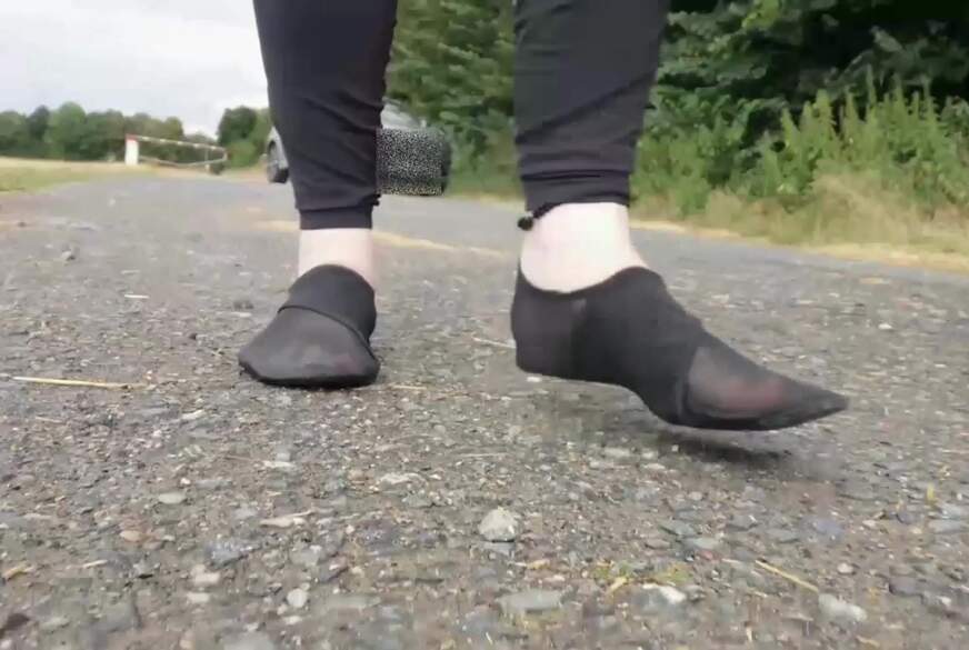 Nylonj***e: Kultiger Spaß Mit Den Pfützen an Der Landstraße