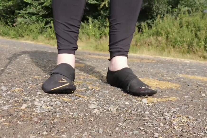 Nylonj***e: Kultiger Spaß Mit Den Pfützen an Der Landstraße