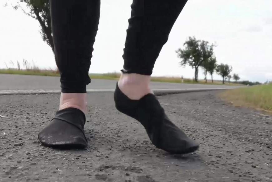 Nylonj***e: Kultiger Spaß Mit Den Pfützen an Der Landstraße