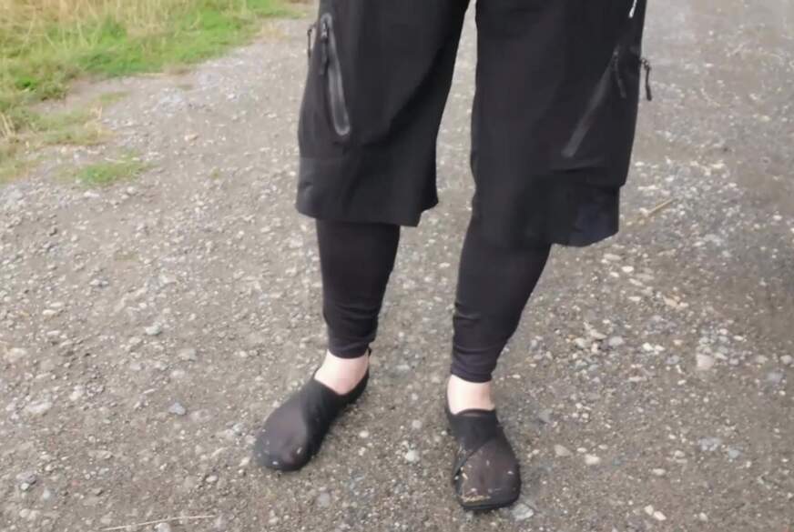 Nylonj***e: Kultiger Spaß Mit Den Pfützen an Der Landstraße