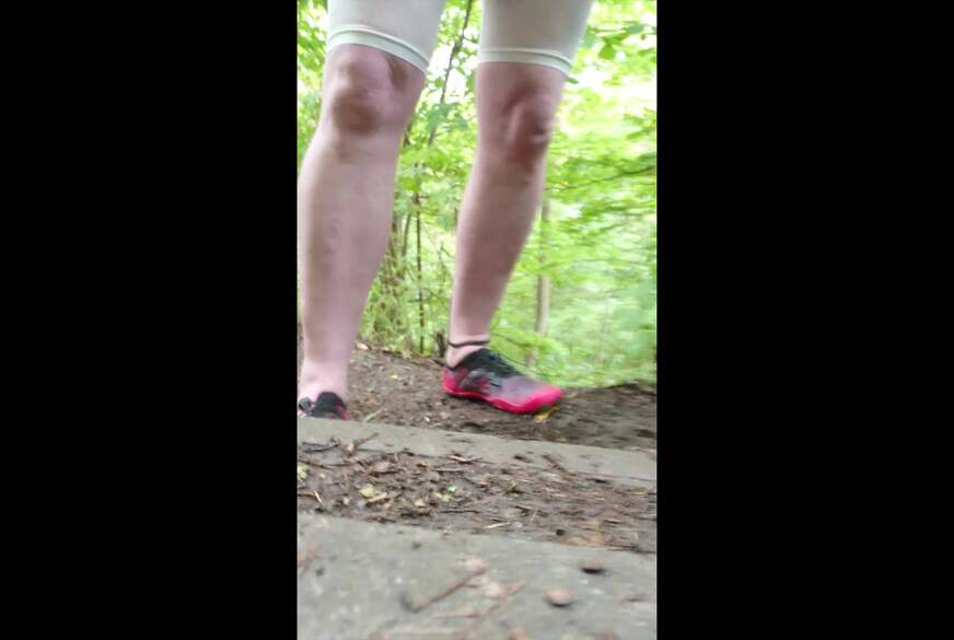 Nylonj***e: Heißer Frivoler Waldspaziergang in transparenter Short
