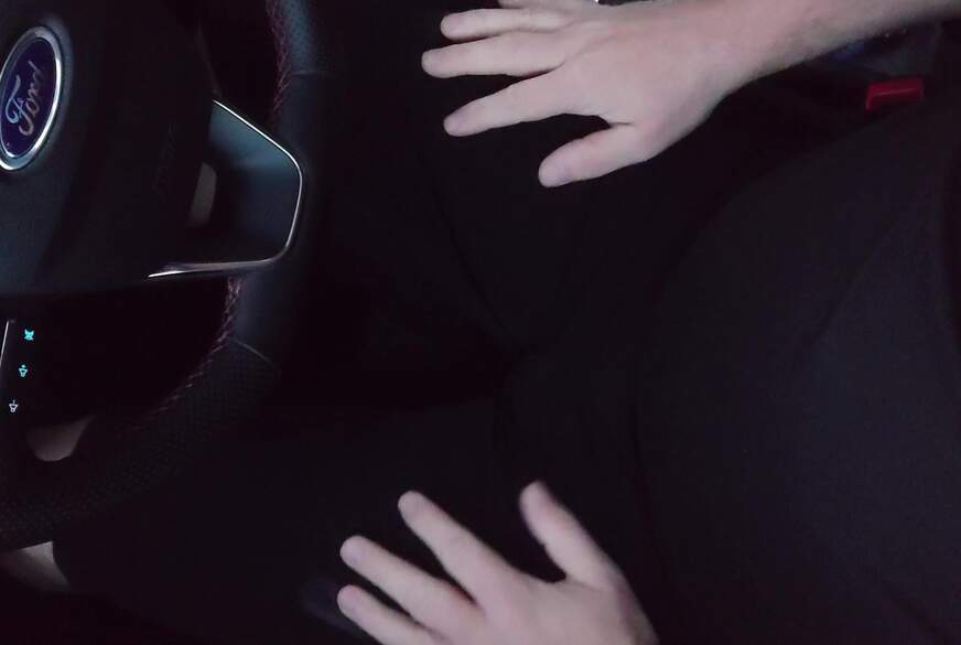 Nylonj***e: Kleiner P***s in heller Feinstrumpfhose bei der Autofahrt
