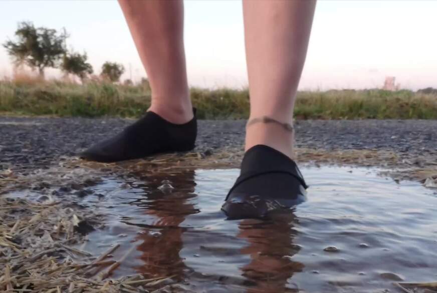 Nylonj***e: Helle Feinstrumpfhose und Strandschuhe in der Pfütze
