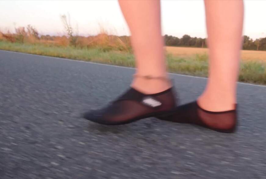 Nylonj***e: Helle Feinstrumpfhose und Strandschuhe in der Pfütze