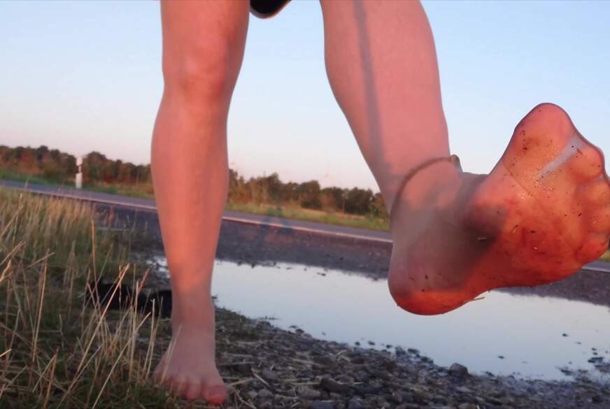 Nylonj***e: Helle Feinstrumpfhose und Strandschuhe in der Pfütze