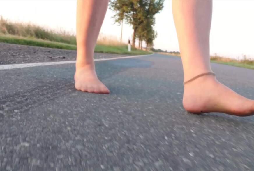 Nylonj***e: Helle Feinstrumpfhose und Strandschuhe in der Pfütze