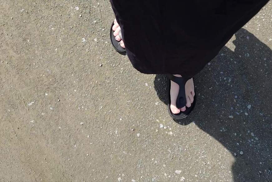 Nylonj***e: Outdoor Im Schwarzen Kaftan Und Barfuß in Schwarzen Birkenstocks