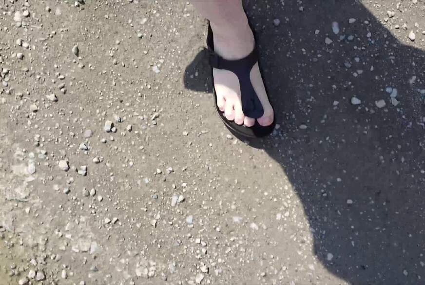Nylonj***e: Outdoor Im Schwarzen Kaftan Und Barfuß in Schwarzen Birkenstocks