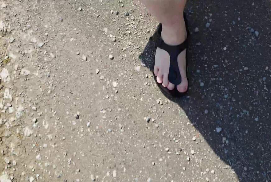 Nylonj***e: Outdoor Im Schwarzen Kaftan Und Barfuß in Schwarzen Birkenstocks