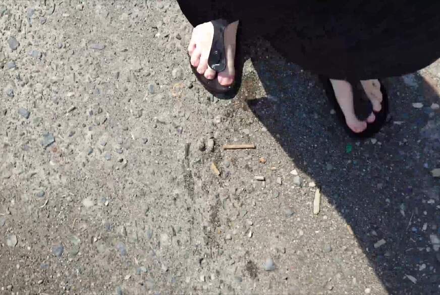 Nylonj***e: Outdoor Im Schwarzen Kaftan Und Barfuß in Schwarzen Birkenstocks