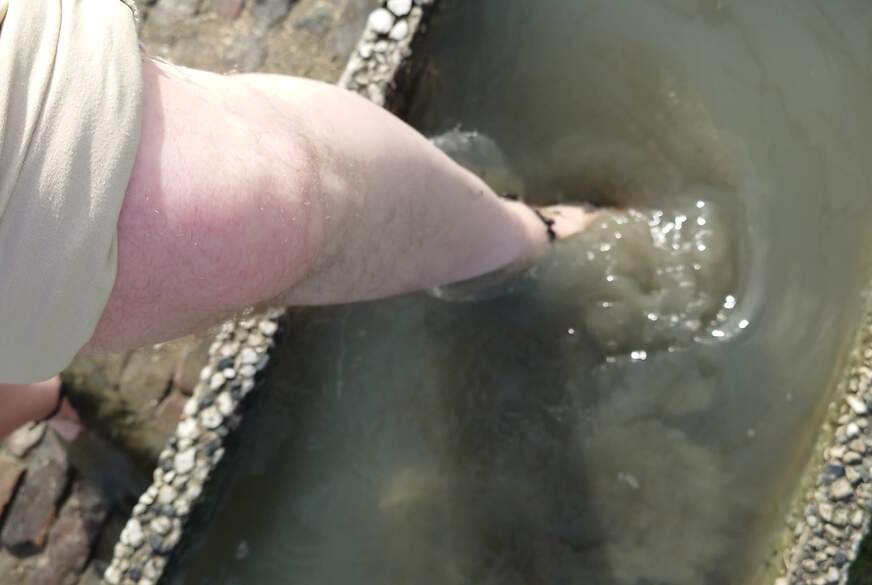 Nylonj***e: Füße waschen am Strand von Horumersiel