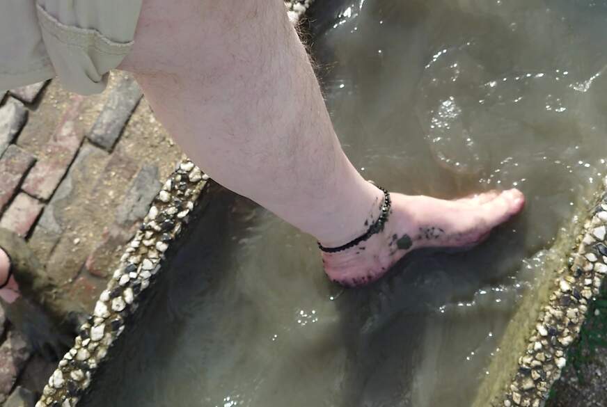Nylonj***e: Füße waschen am Strand von Horumersiel