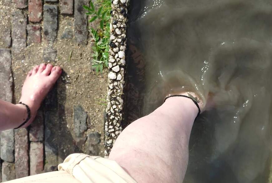 Nylonj***e: Füße waschen am Strand von Horumersiel