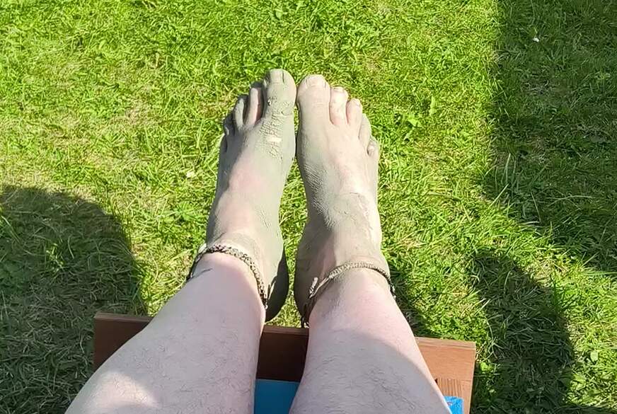 Nylonj***e: Barfüssiges Warten auf die Flut am Strand