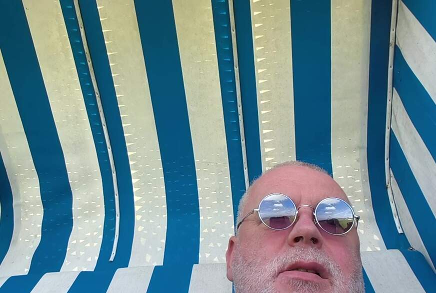 Nylonj***e: Barfüssiges Warten auf die Flut am Strand