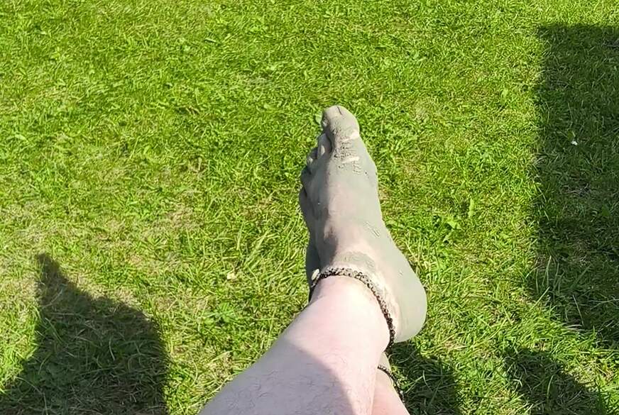 Nylonj***e: Barfüssiges Warten auf die Flut am Strand