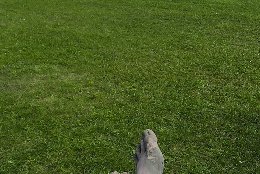 Nylonj***e: Barfüssiges Warten auf die Flut am Strand