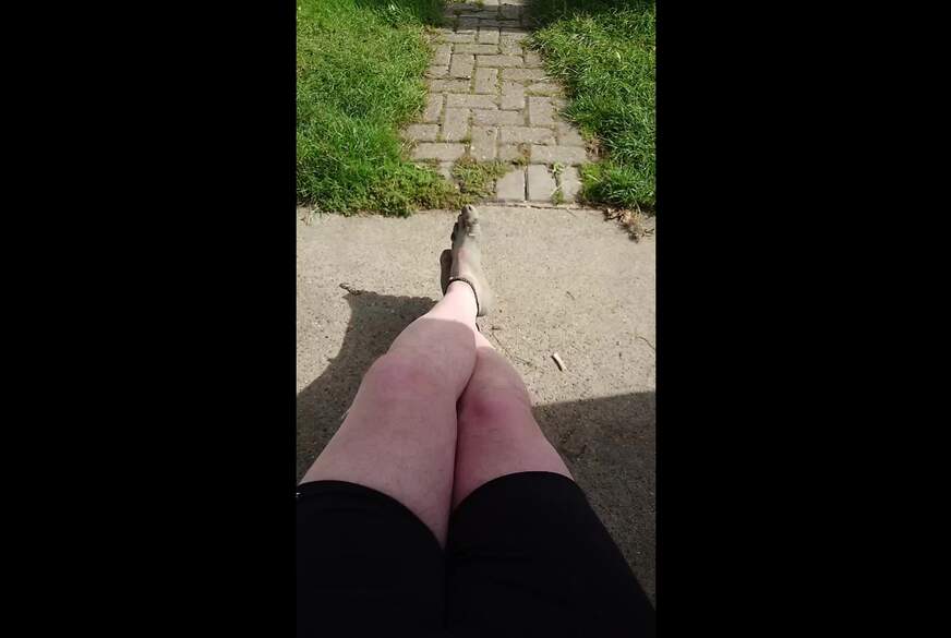 Nylonj***e: Strandspaziergang mit d*****gen Füßen