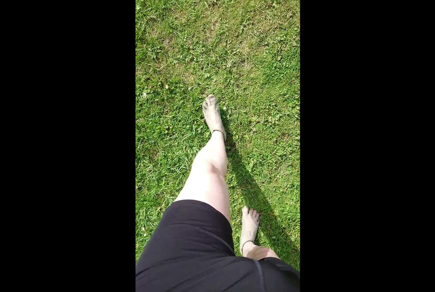 Nylonj***e: Strandspaziergang mit d*****gen Füßen